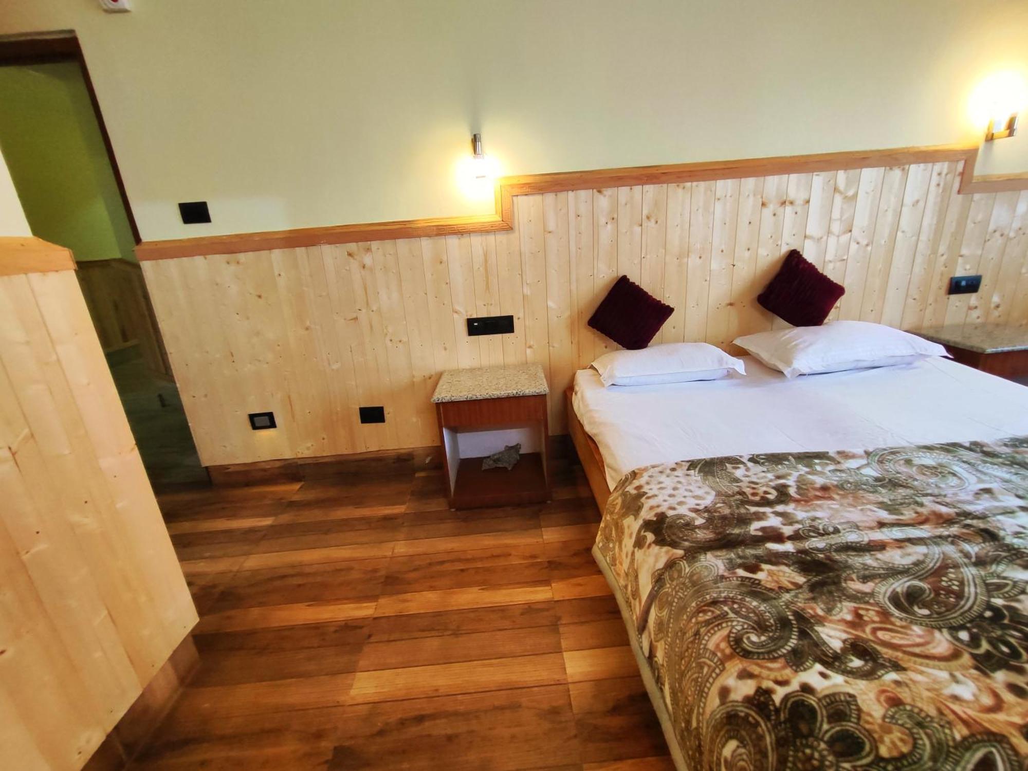 Hotel Red Cherry 佩林 外观 照片