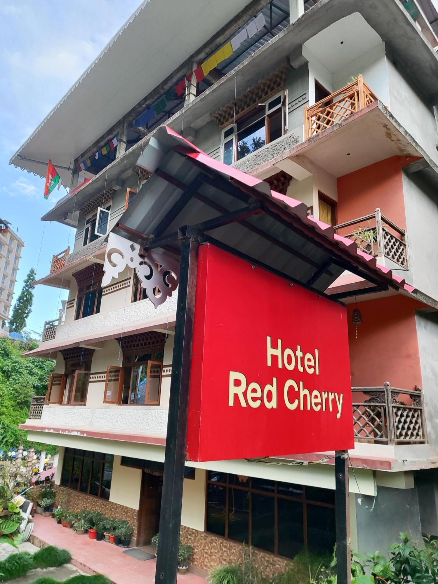 Hotel Red Cherry 佩林 外观 照片